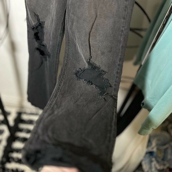 Wild Fable Women’s Distressed Black Relaxed Leg Jeans with Raw Hem, Size 4 - Picture 2 of 5